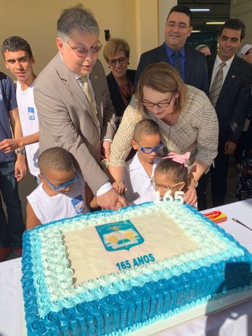 João Ricardo e Erica Deslandes cortam o primeiro pedaço do bolo com alunos